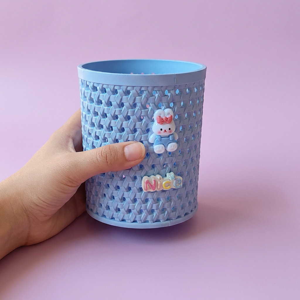 freepik__same-hand-same-finger-shape-same-nail-form-same-po__75327 Portalápices redondo con pines kawaii